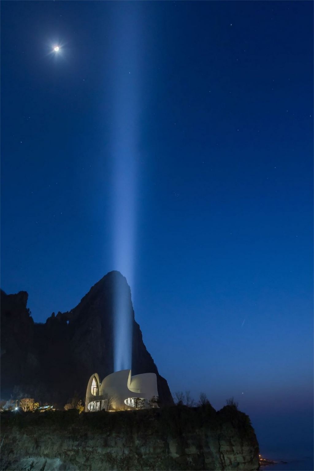 Healing Stay Kosmos – Villa Kosmos nocą, fot. Kim Yong Kwan