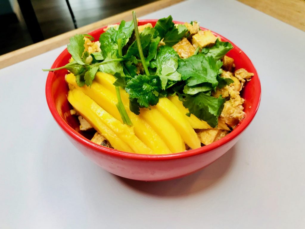 Wegetariański bowl z tofu, mango i orzechami nerkowca