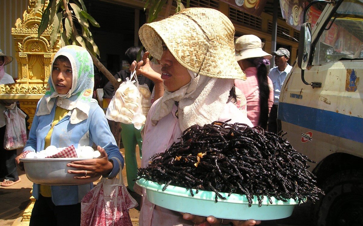 Różnego rodzaju owadów można obecnie skosztować choćby w Azji – tu uliczna sprzedawczyni z Kambodży, fot. Pixabay