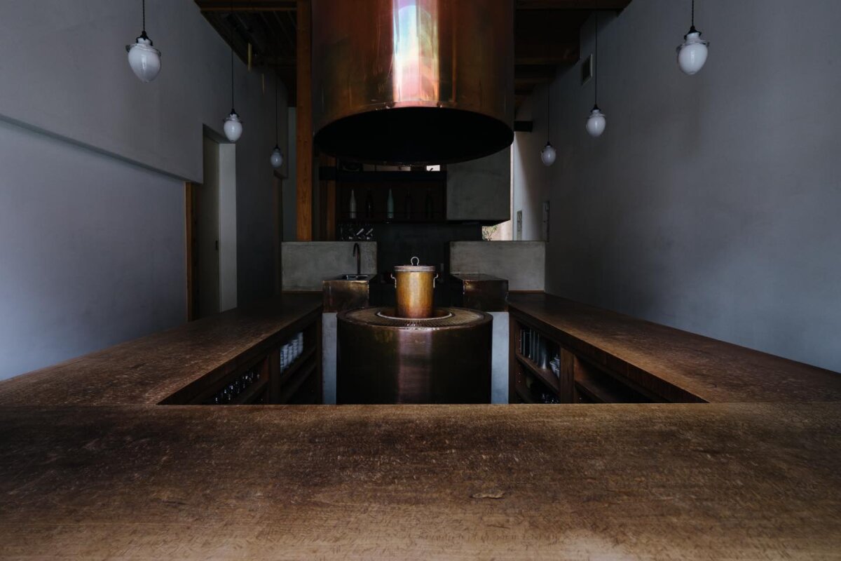 Bar, przy którym Suguru Tokubuchi ugości nas w Yorozu Tea Salon, to gwarancja intymnej atmosfery