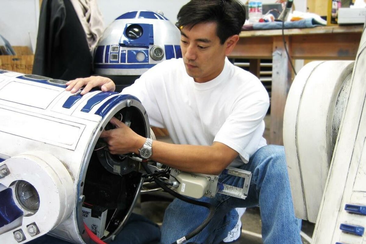 Koniec lat 90. – Grant Imahara pracujący przy R2-D2, fot. Industrial Light and Magic
