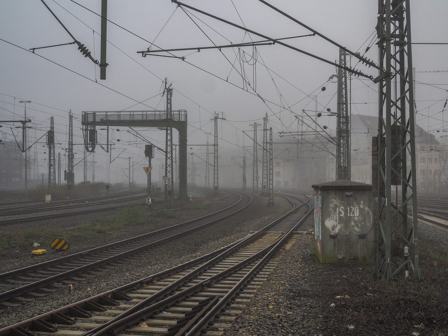 Smog widoczny na torach kolejowych, Pixabay