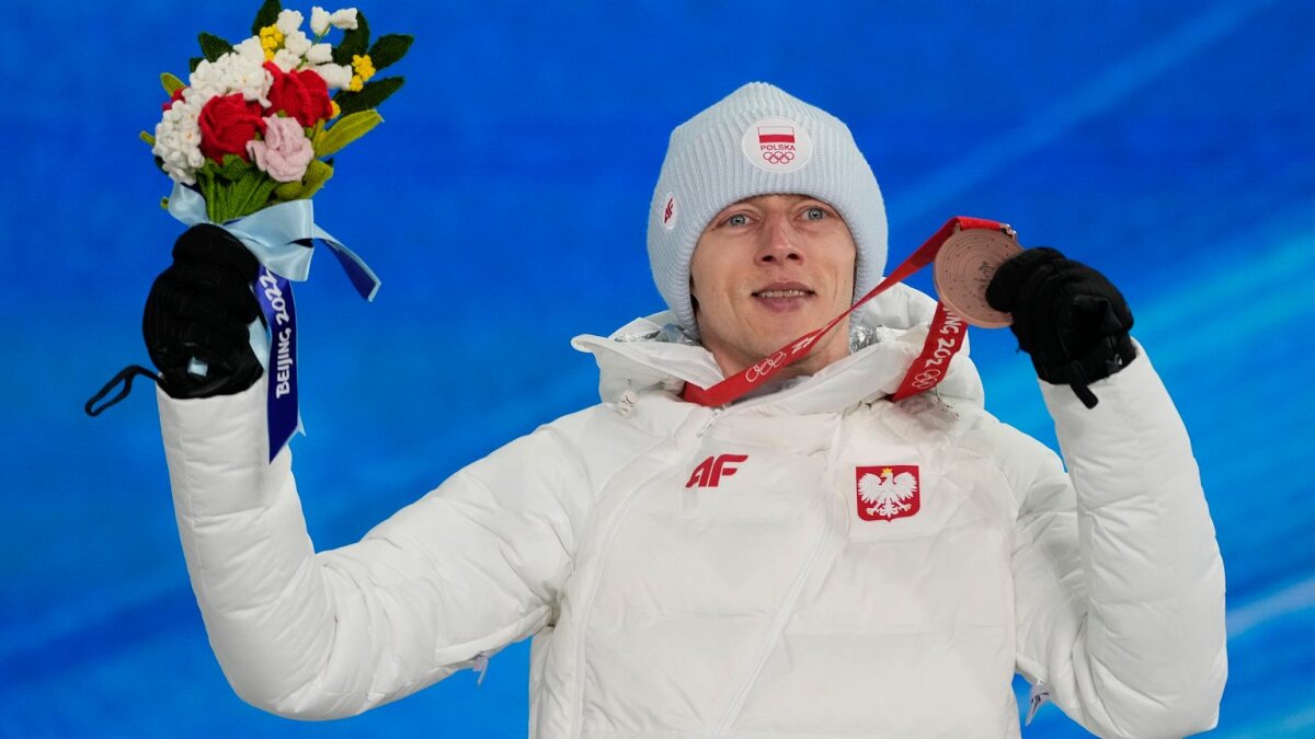 Dawid Kubacki z brązowym medalem olimpijskim, Matthias Schrader, AP Photo