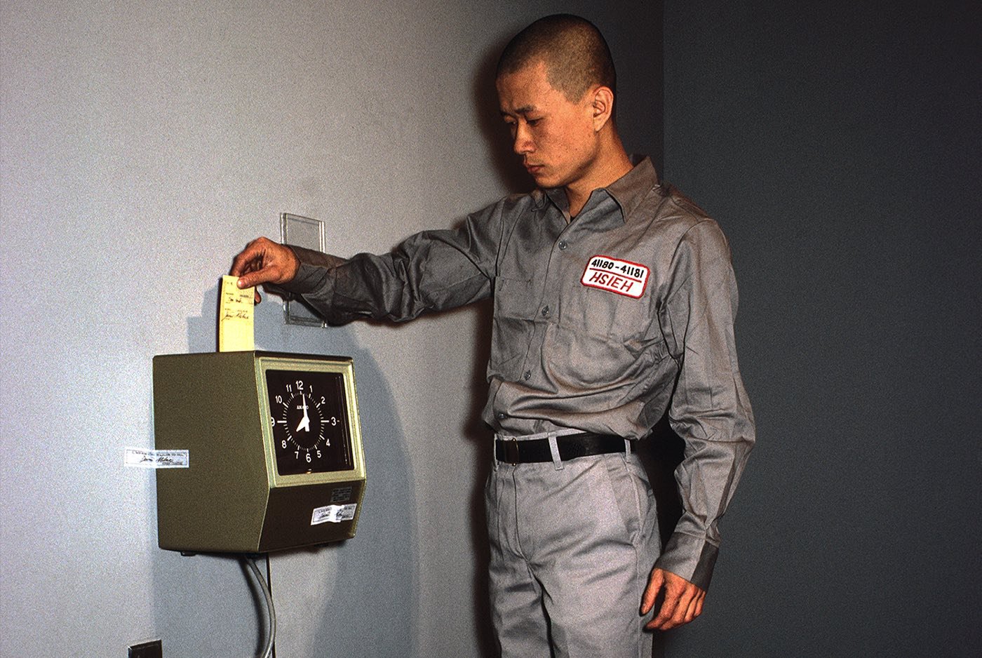 Tehching Hsieh – "Time Clock Piece"/"One Year Performance 1980–1981" (fotografia, 36,8×30,5 ×3,2 cm), własność artysty/Sean Kelly Gallery