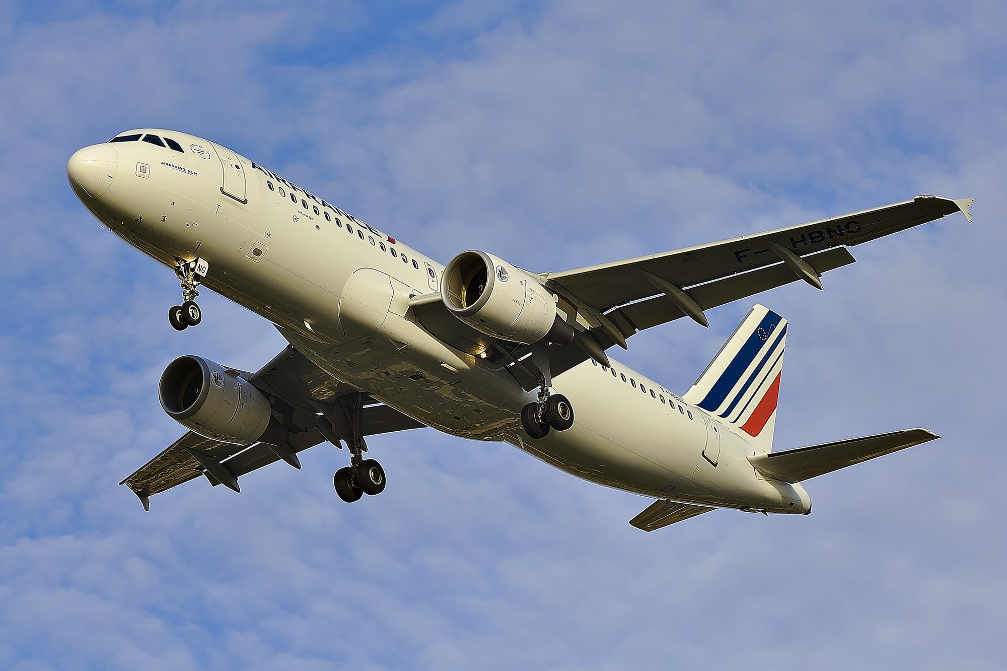 Airbus A320 należący do Air France (Port lotniczy Paryż-Orly), fot. Daniel Eledut/Unsplash