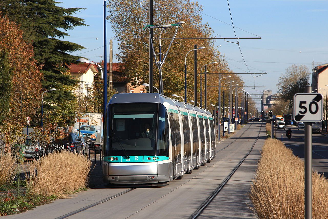 Jeden z rodzajów tramwajów kursujących po Paryżu, fot. Cramos/Wikimedia Commons