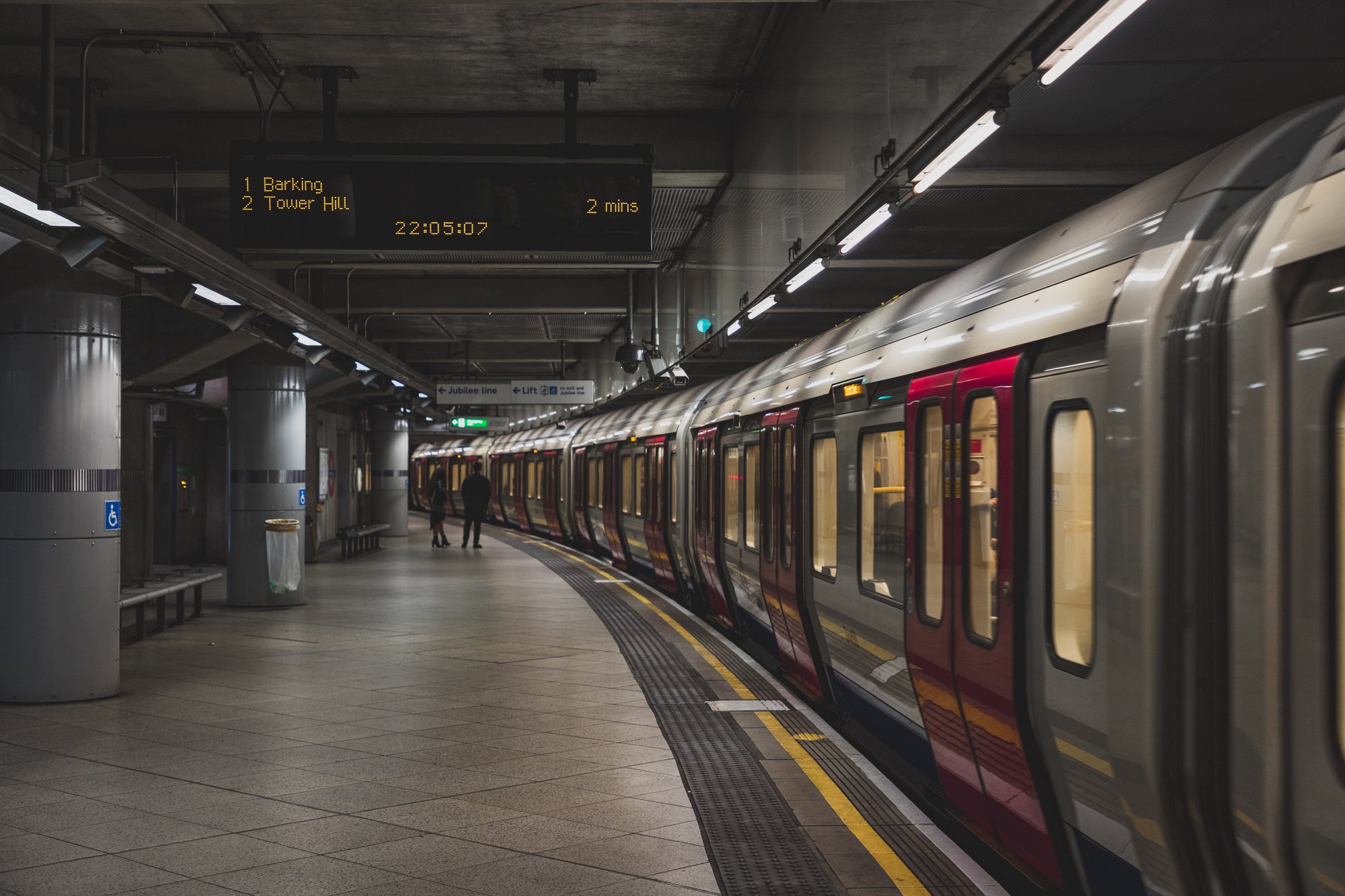 Londyńskie metro, fot. Joël de Vriend/Unsplash