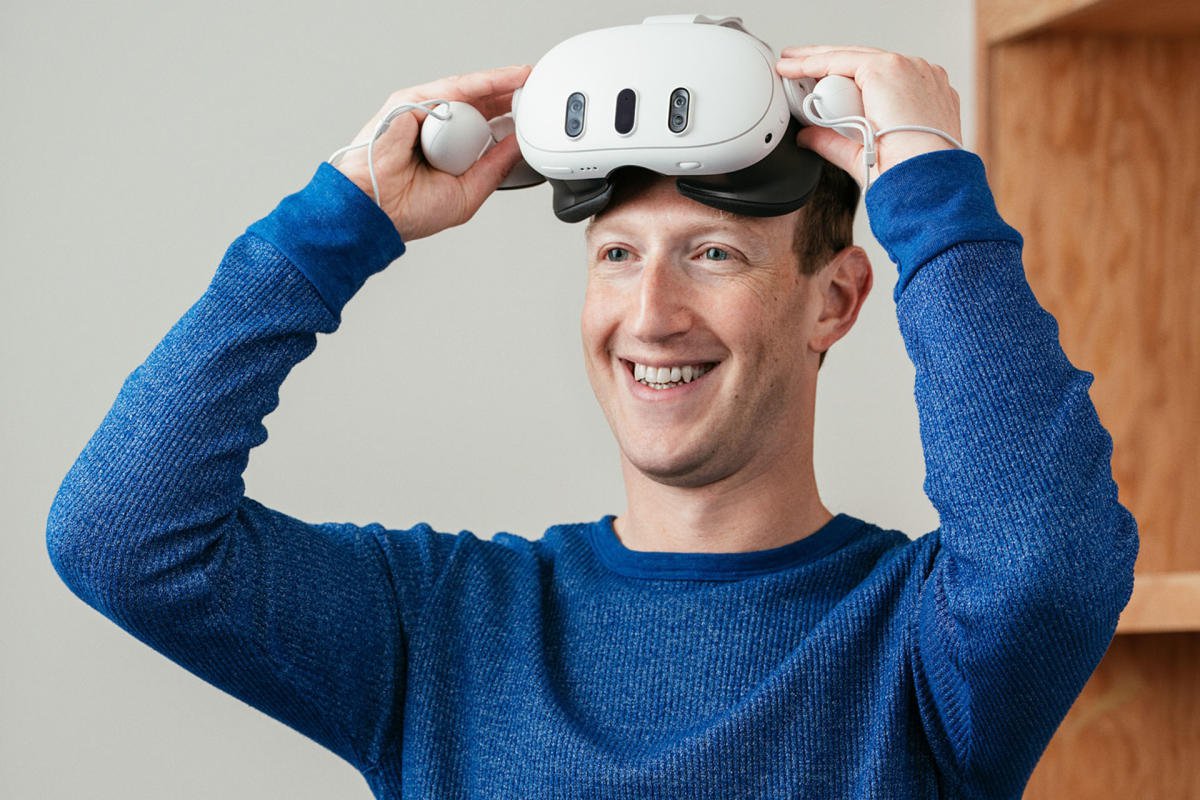 Mark Zuckerberg testujący gogle VR Meta Quest 3, fot. Meta