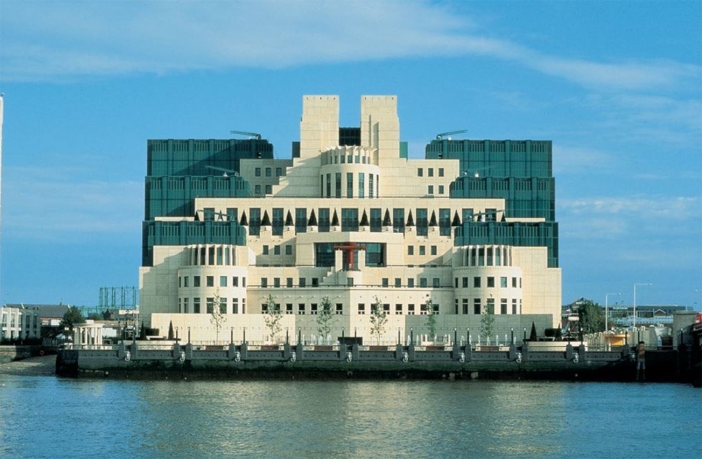 The Return of the Past: Postmodernism in British Architecture: Terry Farrell – SIS Building w Londynie (ukończony w 1994), fot. Nigel Young