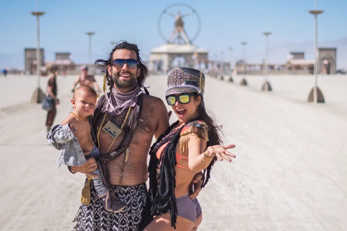 Bianca i Tad Snyderowie z ich trzyletnim synem Tage'em podczas Burning Man 2019, fot. New York Post